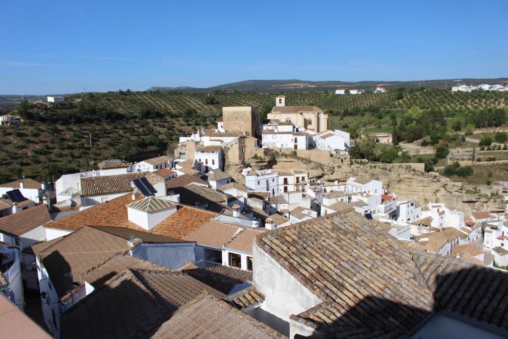 una vista aérea de un pueblo con casas blancas en Alojamiento Rural Carmen, en Setenil