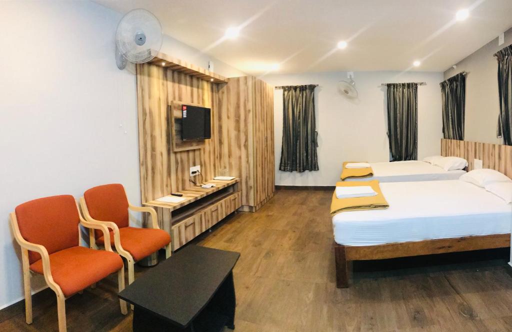 Postel nebo postele na pokoji v ubytování Sharada Residency