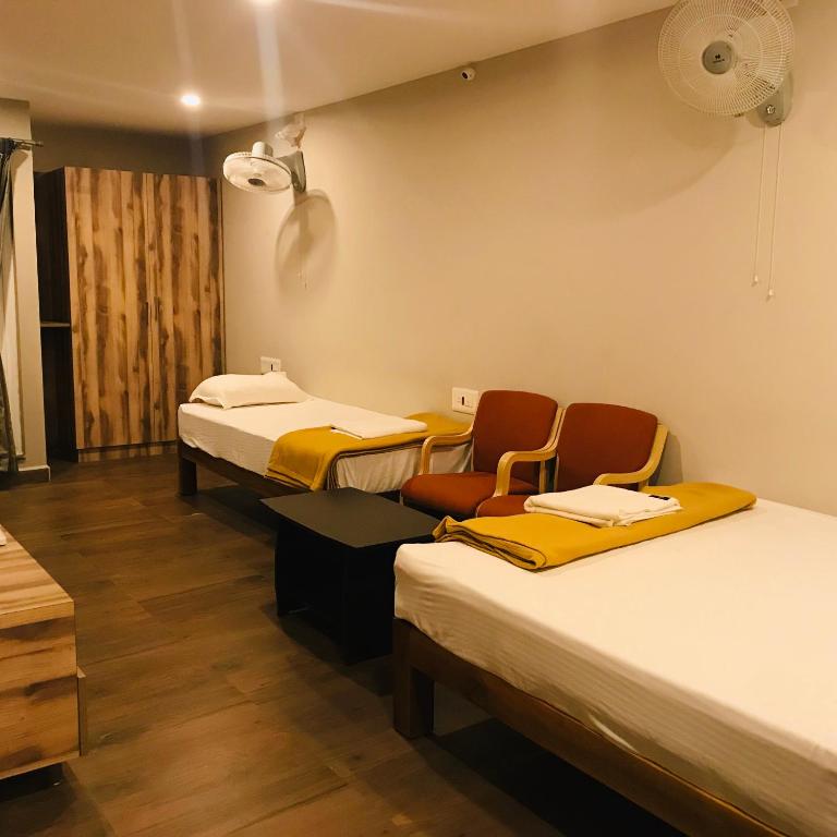 Postel nebo postele na pokoji v ubytování Sharada Residency