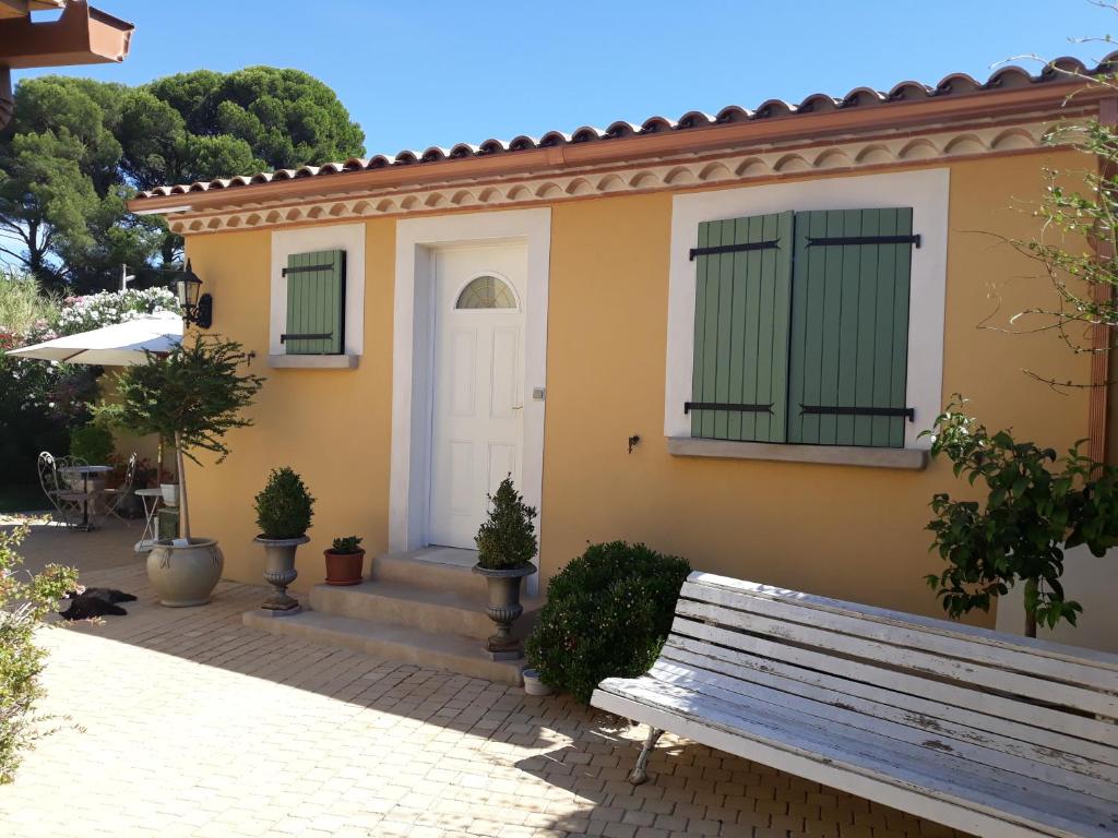 una casa con un banco delante de ella en mas saint genieis en Canet