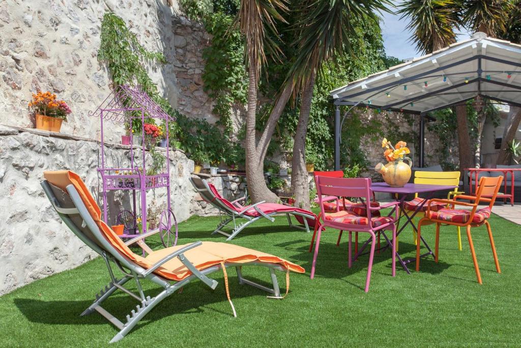 un grupo de sillas y una mesa en el césped en SETE maison de ville avec jardin clos en Sète