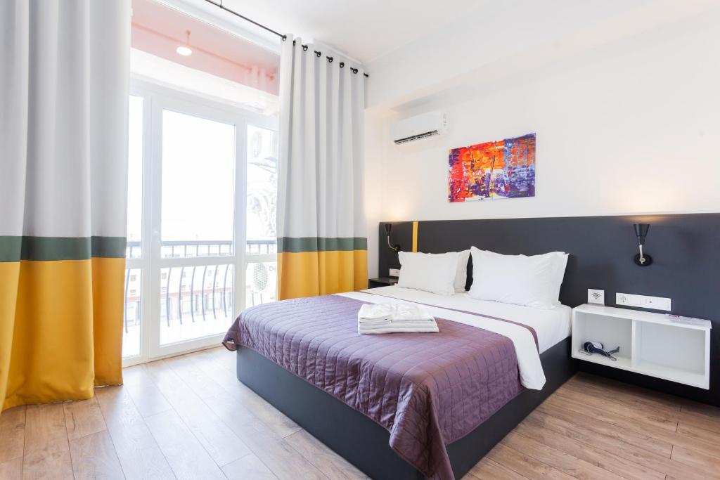 Partner Guest House Khreschatyk tesisinde bir odada yatak veya yataklar