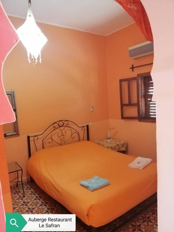 Łóżko lub łóżka w pokoju w obiekcie Auberge Restaurant le Safran