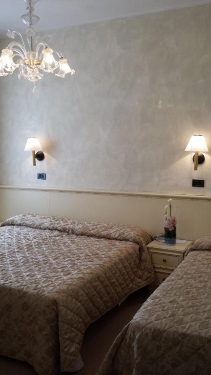 Postel nebo postele na pokoji v ubytování Hotel Carlton Capri