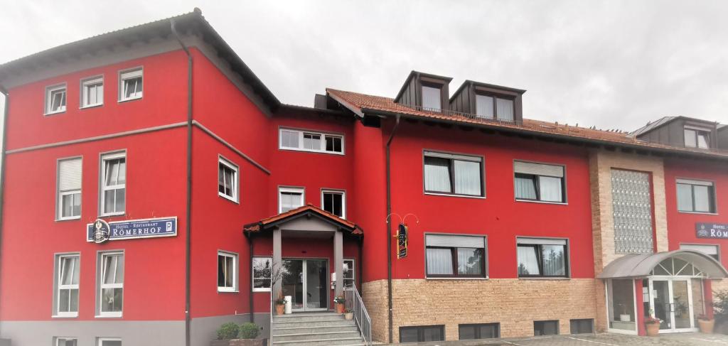 a red building with a redventh floor at Hotel Römerhof in Straubing