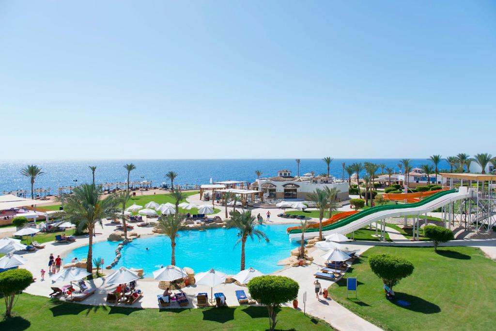 een luchtzicht op een resort met een zwembad bij Amphoras Beach in Sharm El Sheikh