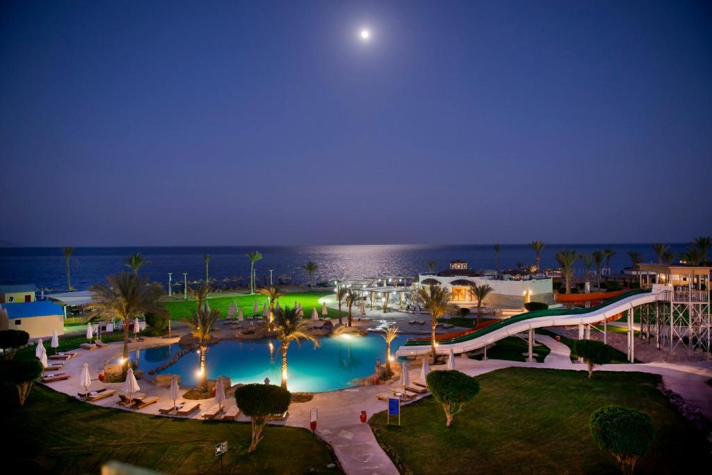 Bazén v ubytování Amphoras Beach - Ultra All Inclusive nebo v jeho okolí