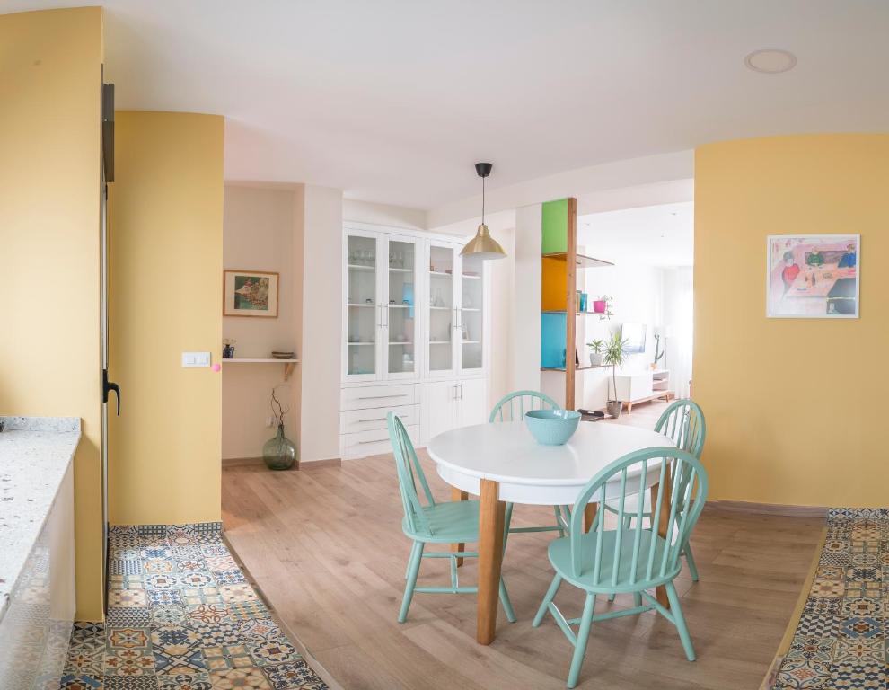 cocina y comedor con mesa y sillas en Apartamento Rosaleda, en Melide