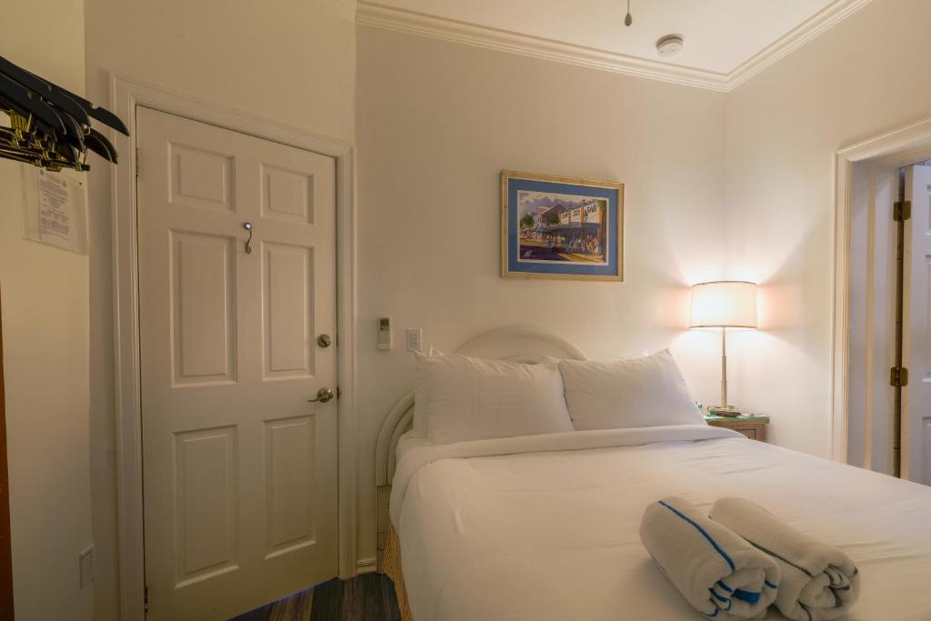 Postel nebo postele na pokoji v ubytování Duval Inn - Key West
