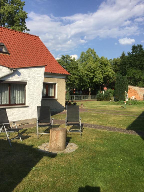 dos sillas en un patio junto a una casa en Ferienwohnung Nähe Tropical Island/Spreewald/Berlin, en Märkisch Buchholz