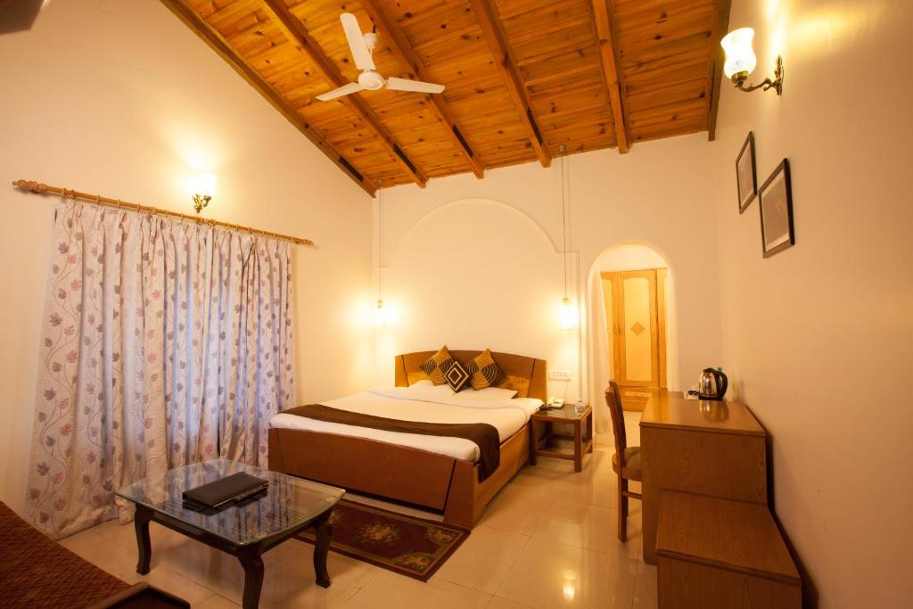 Letto o letti in una camera di Sea Hawk - Luxury Hill Resort 4 mins from Bhimtal Lake