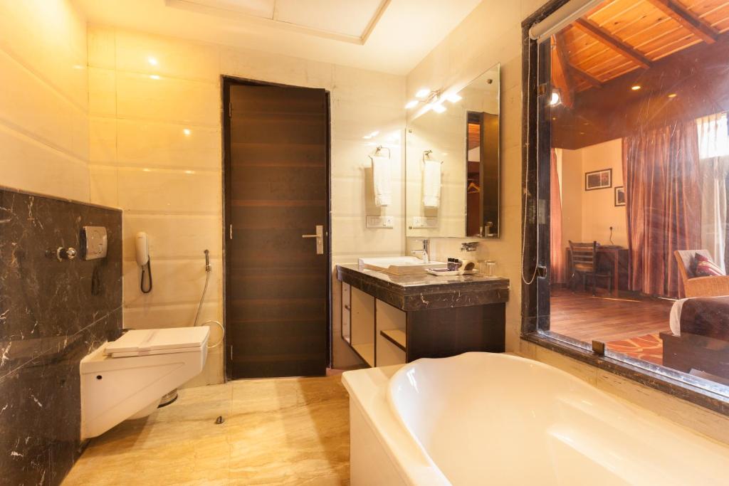 Bagno di Sea Hawk - Luxury Hill Resort 4 mins from Bhimtal Lake