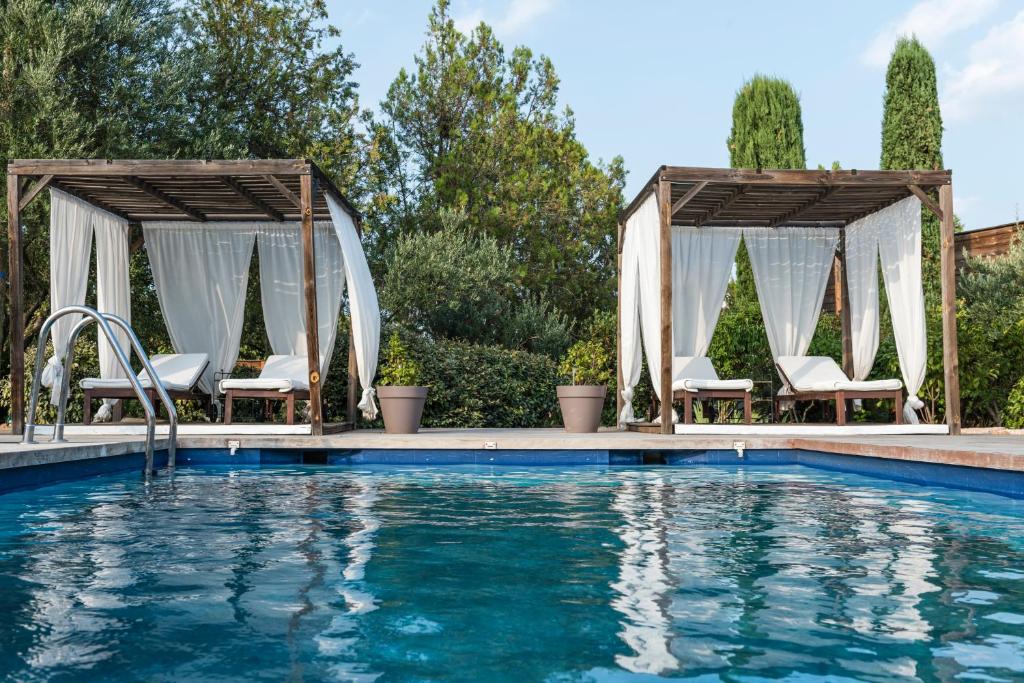 una piscina con sillas y un cenador en Guesthouse Le Mas de Cotignac, en Cotignac