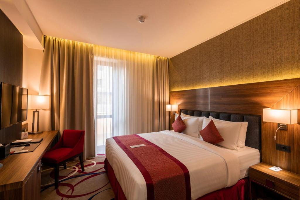 Postel nebo postele na pokoji v ubytování Ramada Hotel & Suites by Wyndham Yerevan