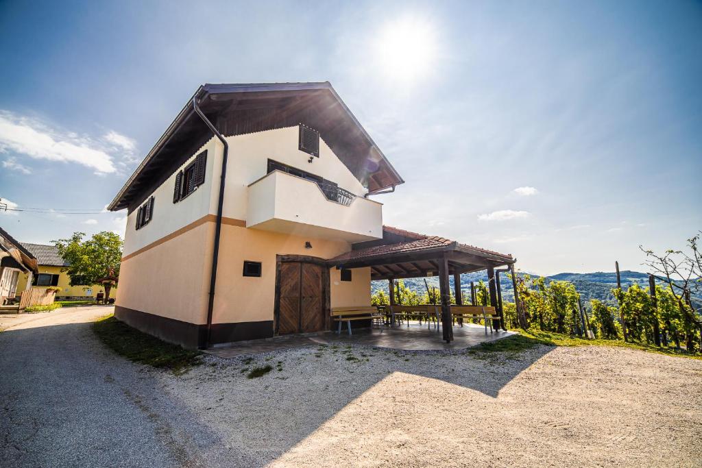 una casa con techo en la parte superior de una carretera en Holiday Home Kerin, en Cerklje ob Krki
