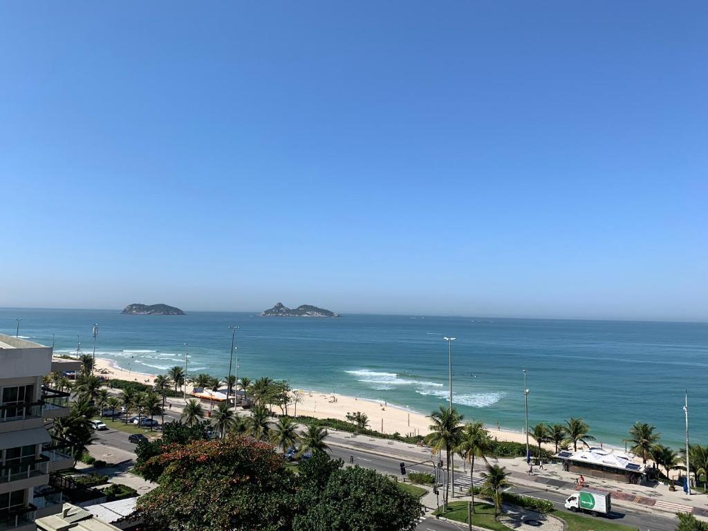 uma vista para a praia e para o oceano a partir de um edifício em Vista para o mar Barra da tijuca no Rio de Janeiro