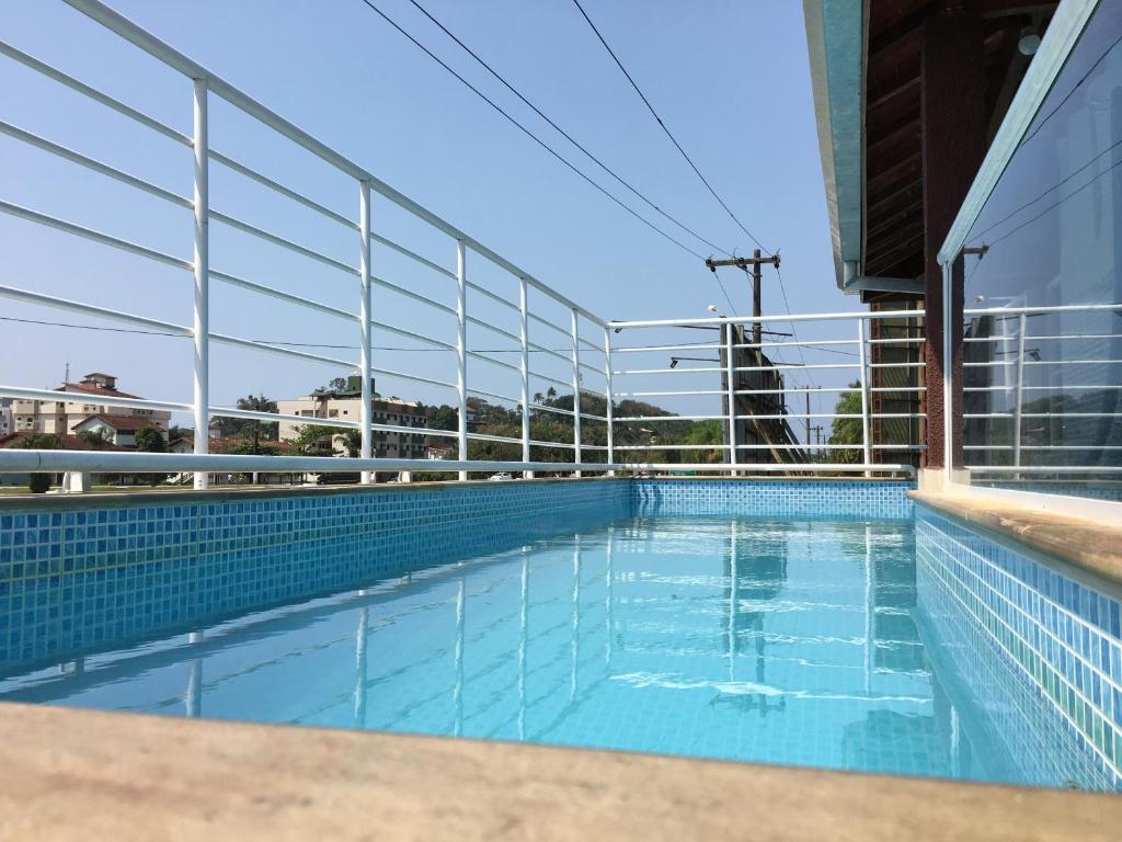 a swimming pool on the roof of a building at Werneck Residence Suites in Ubatuba