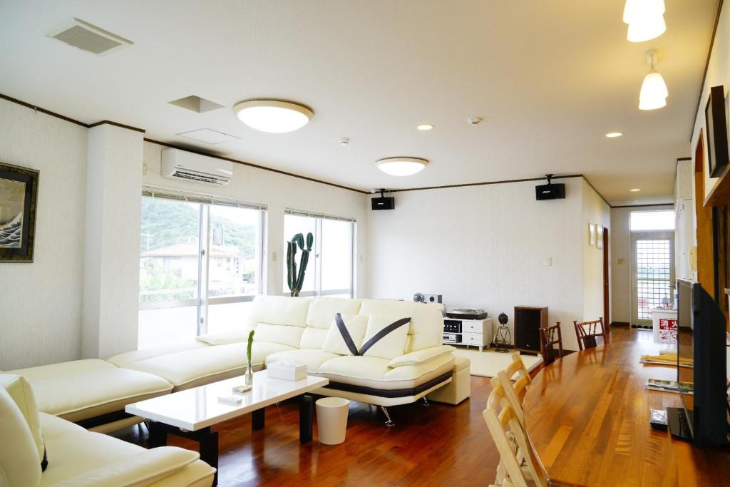 国頭村にあるKunigami-gun - House / Vacation STAY 4861のリビングルーム(白いソファ、テーブル付)
