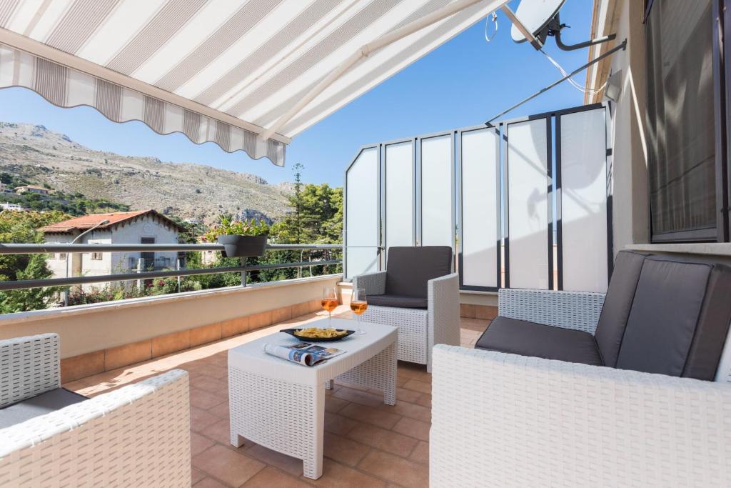 patio z krzesłami i stołem na balkonie w obiekcie B&B TIFFANY SFERRACAVALLO w mieście Palermo