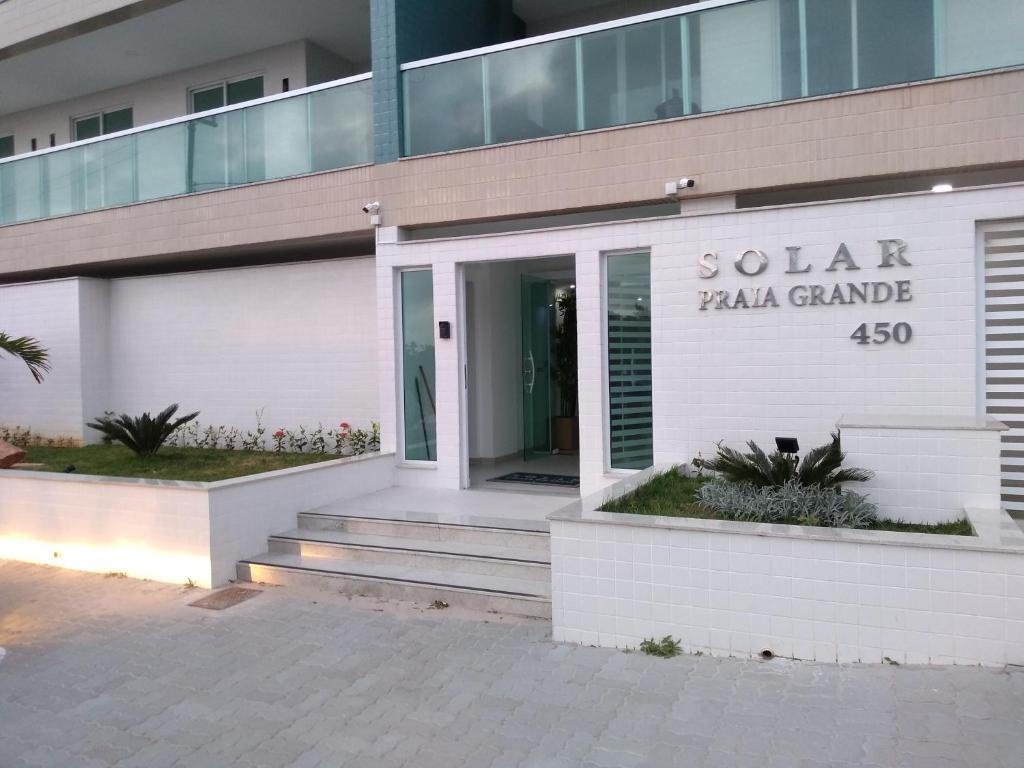 un bâtiment avec un panneau indiquant la chambre à boule solaire dans l'établissement Apartamento Com Vista Para o Mar Com 2 Vagas de Garagem, à Arraial do Cabo