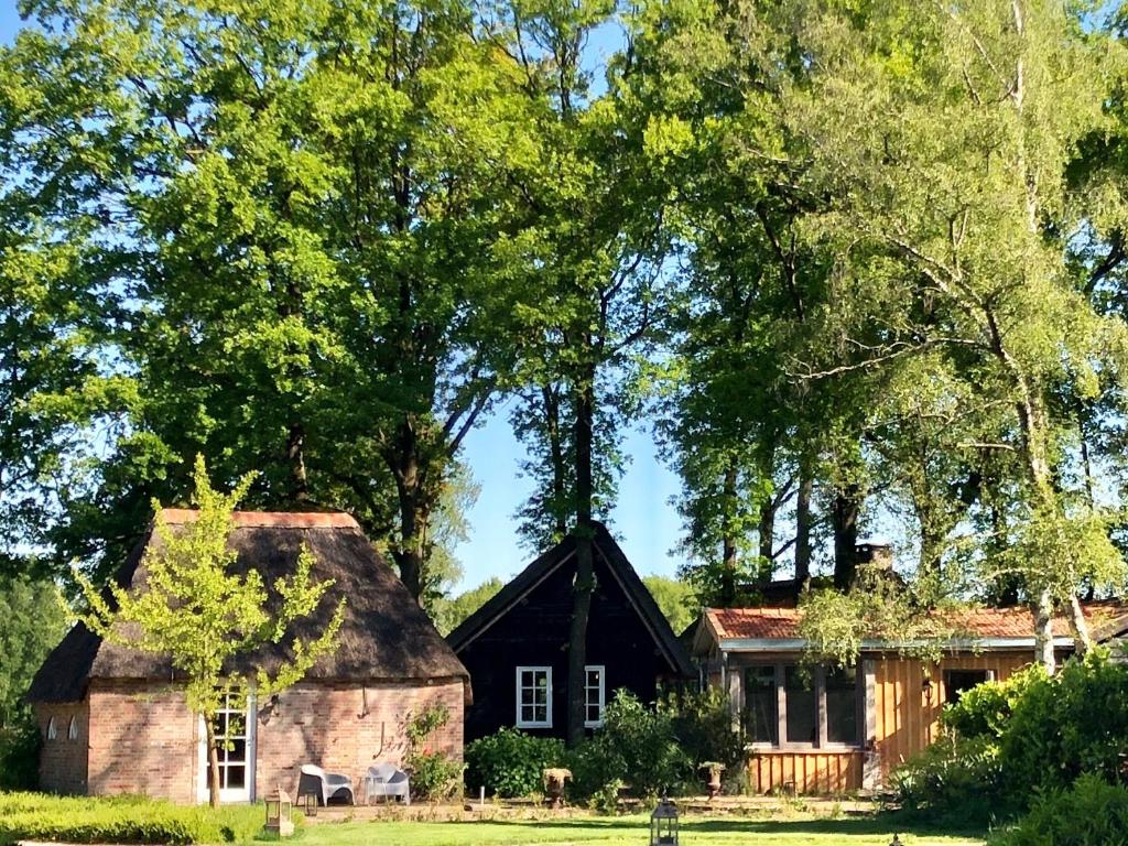 una vieja casa de piedra frente a los árboles en Hof van Eersel en Eersel