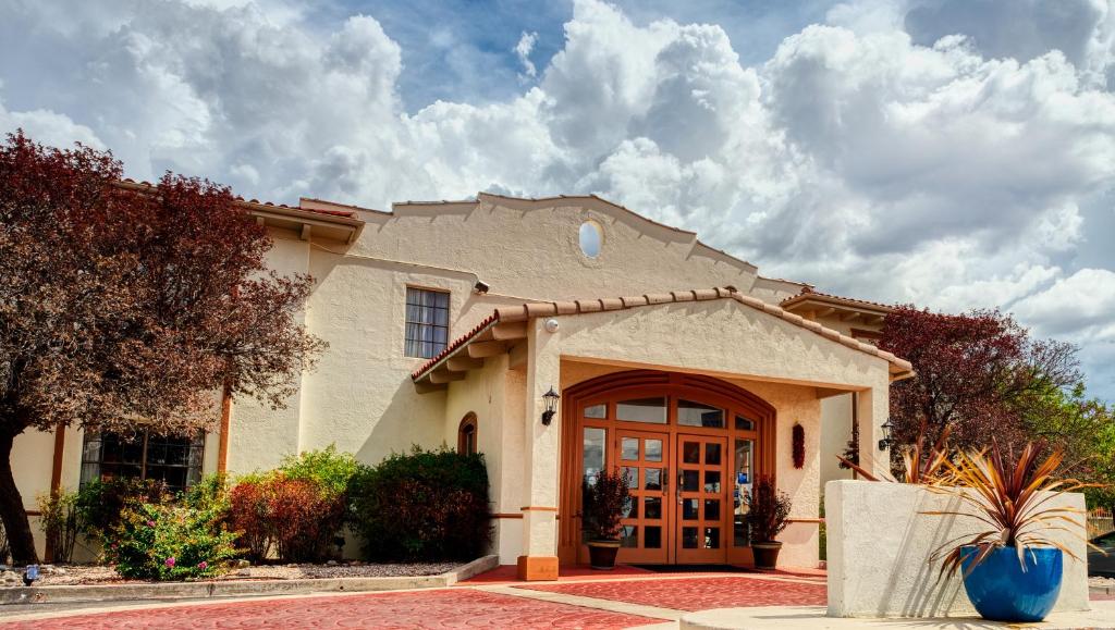 a house with a large door in a yard at San Mateo Inn in Albuquerque