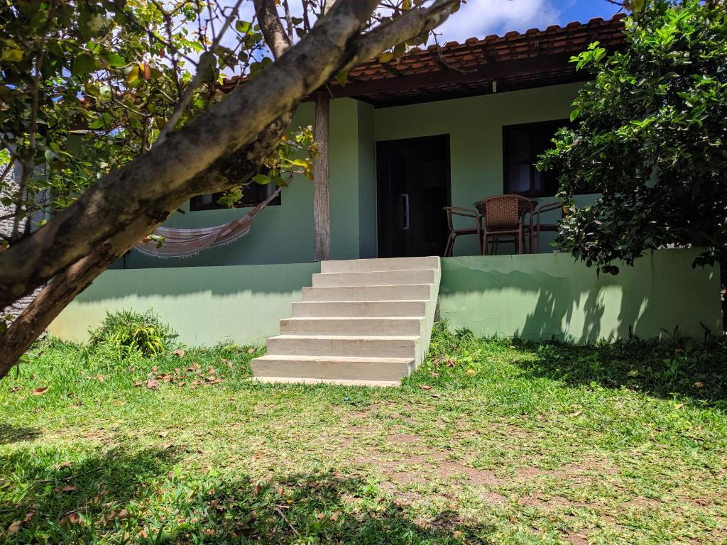 uma casa com um conjunto de escadas que levam a um alpendre em Village do Capão em Vale do Capao