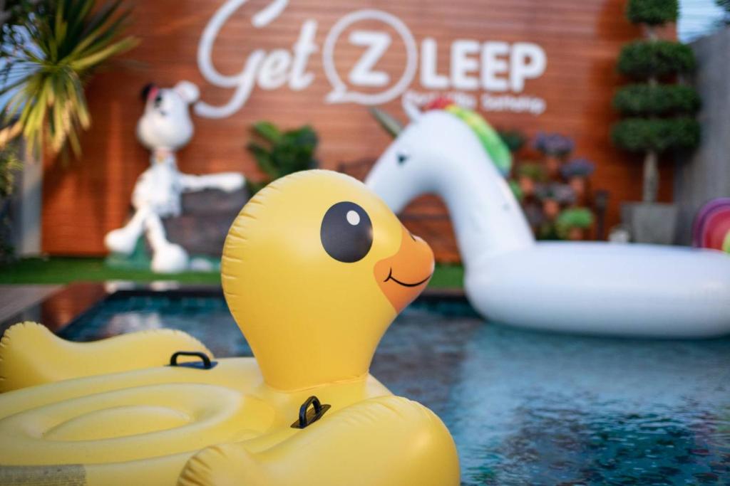 Bazén v ubytování GetZleep House Sattahip nebo v jeho okolí