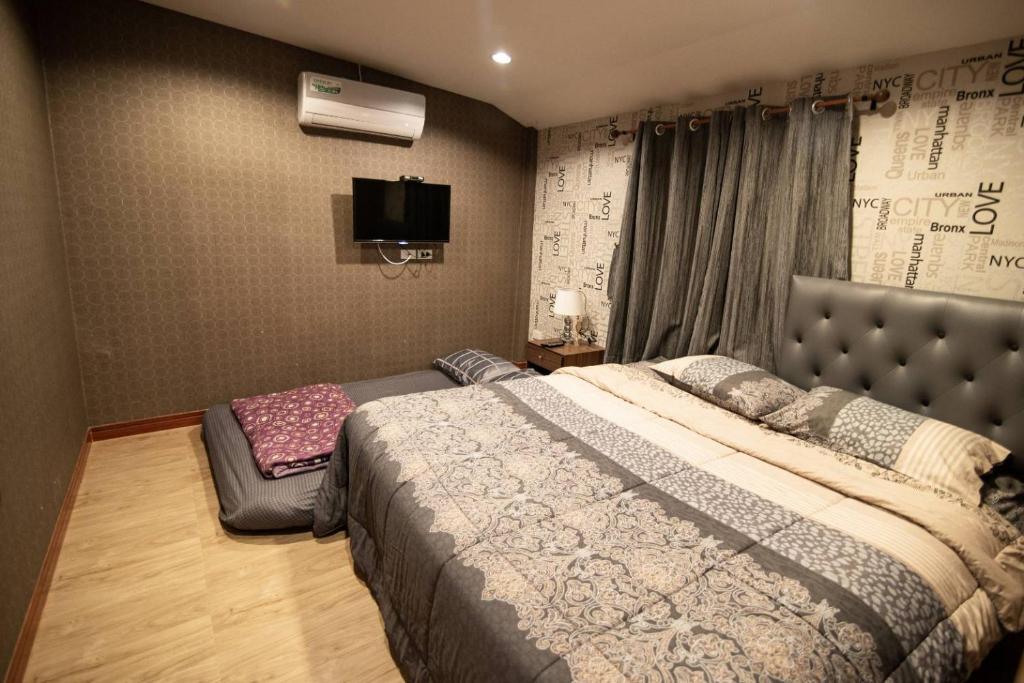 Postel nebo postele na pokoji v ubytování GetZleep House Sattahip