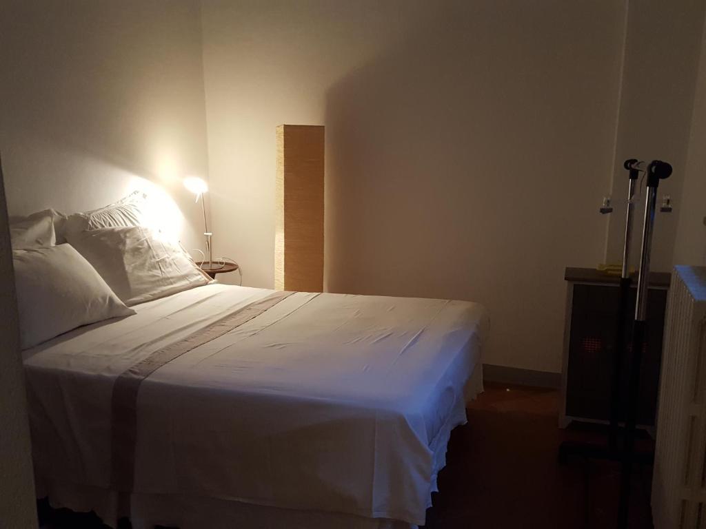 una camera con letto bianco di Villa Ghia Appartamento a Parma