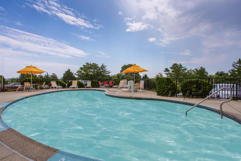 Bazén v ubytování Days Inn by Wyndham Absecon Atlantic City Area nebo v jeho okolí
