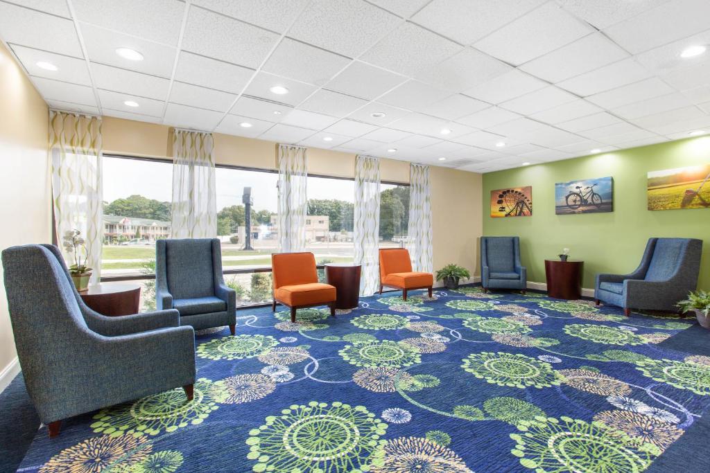 Posezení v ubytování Days Inn by Wyndham Absecon Atlantic City Area