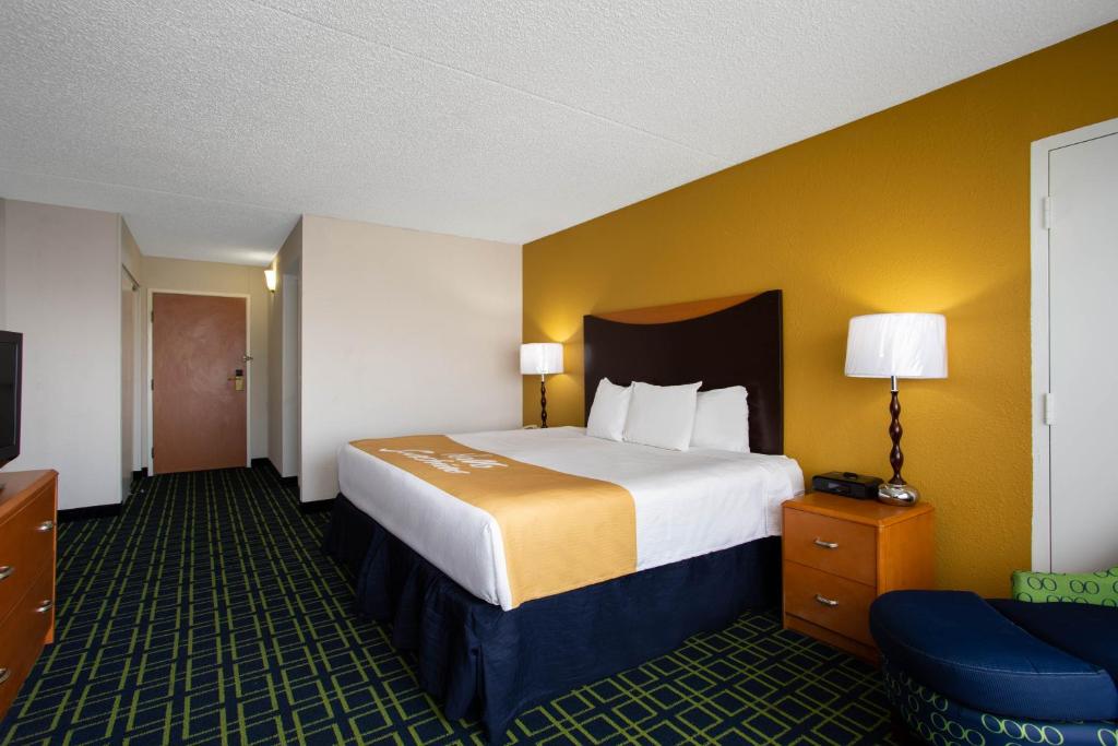 Postel nebo postele na pokoji v ubytování Days Inn by Wyndham Absecon Atlantic City Area