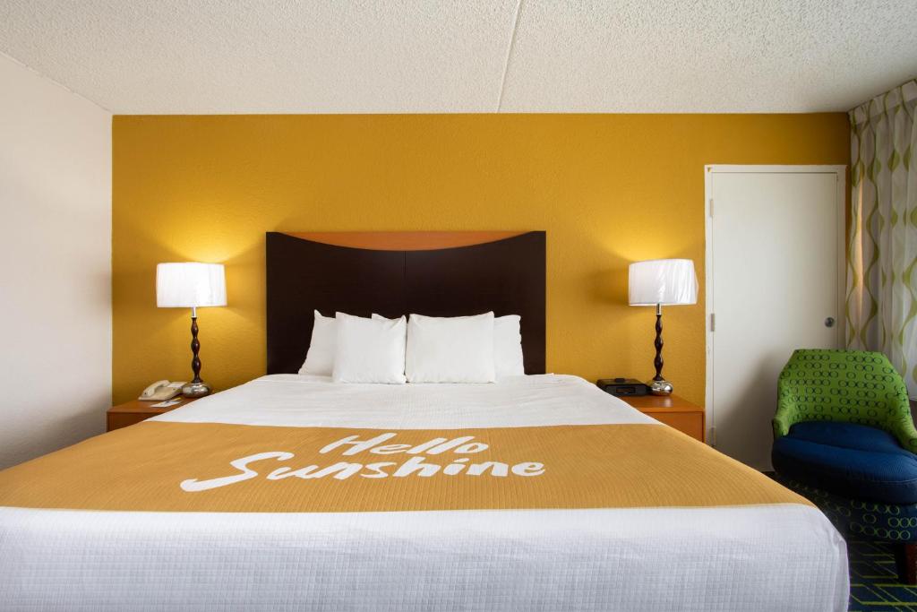 Postel nebo postele na pokoji v ubytování Days Inn by Wyndham Absecon Atlantic City Area