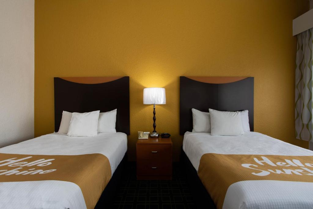 Postel nebo postele na pokoji v ubytování Days Inn by Wyndham Absecon Atlantic City Area