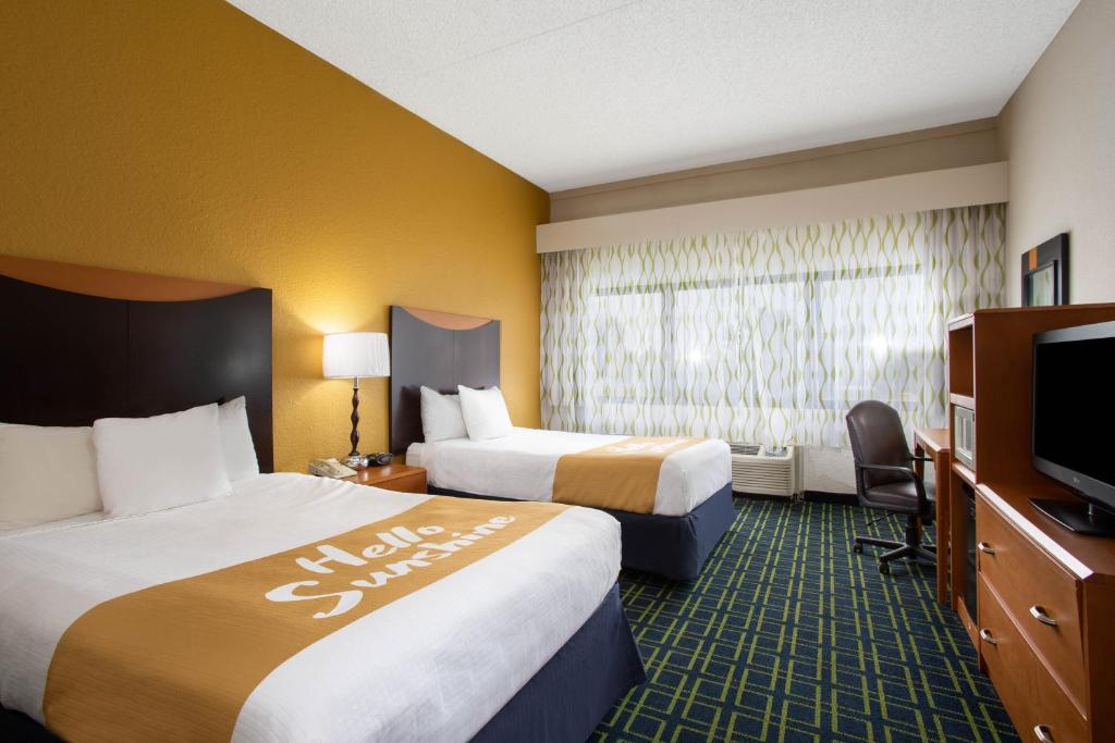 Postel nebo postele na pokoji v ubytování Days Inn by Wyndham Absecon Atlantic City Area