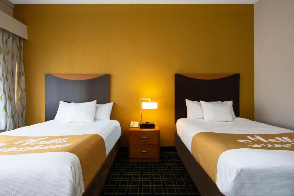 Postel nebo postele na pokoji v ubytování Days Inn by Wyndham Absecon Atlantic City Area