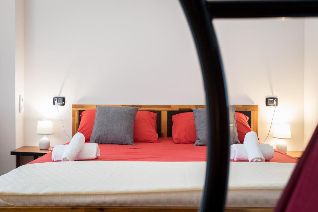 Łóżko lub łóżka w pokoju w obiekcie B&B TIFFANY SFERRACAVALLO