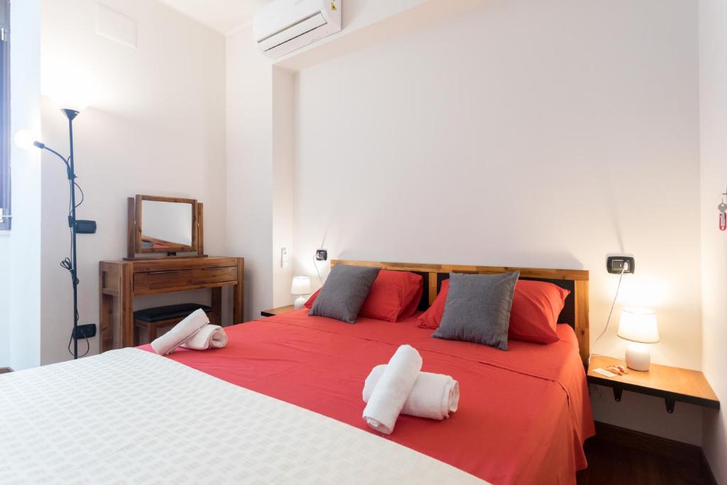 sypialnia z czerwonym łóżkiem z dwoma pluszakami w obiekcie B&B TIFFANY SFERRACAVALLO w mieście Palermo