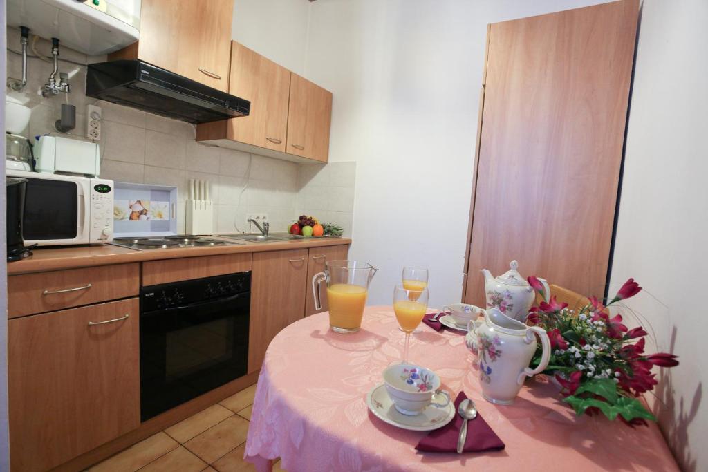 A cozinha ou kitchenette de Classic Apartment I Close to Main Station I 10 Minutes to Belvedere