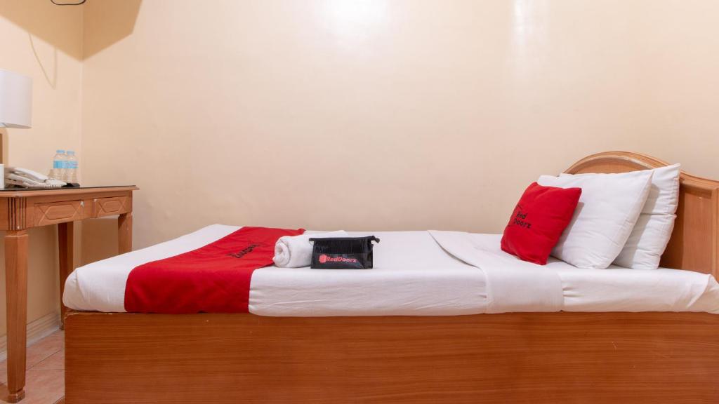 Postel nebo postele na pokoji v ubytování RedDoorz @ Downtown Tacloban
