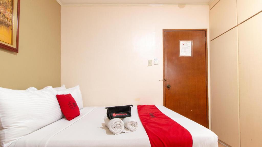 Postel nebo postele na pokoji v ubytování RedDoorz @ Downtown Tacloban