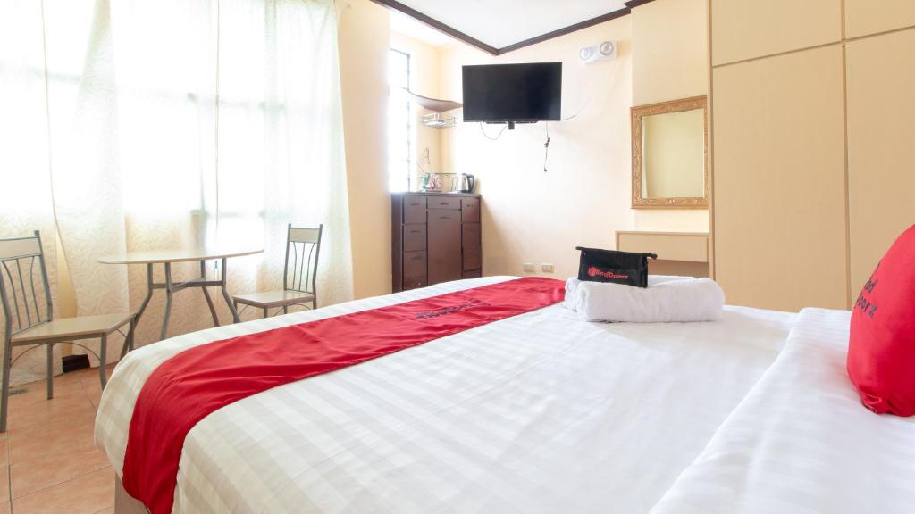 Postel nebo postele na pokoji v ubytování RedDoorz @ Downtown Tacloban
