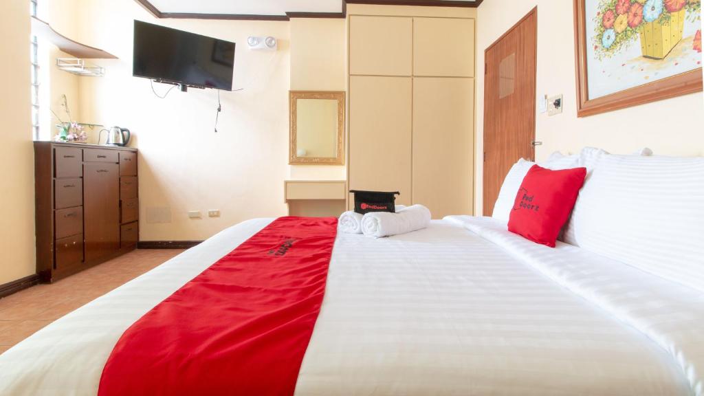 Postel nebo postele na pokoji v ubytování RedDoorz @ Downtown Tacloban