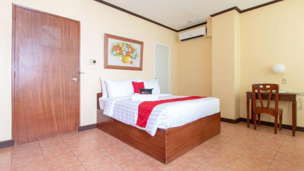 Postel nebo postele na pokoji v ubytování RedDoorz @ Downtown Tacloban