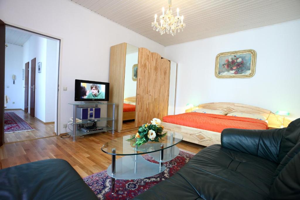 Uma televisão e/ou sistema de entretenimento em Classic Apartment I Close to Main Station I 10 Minutes to Belvedere