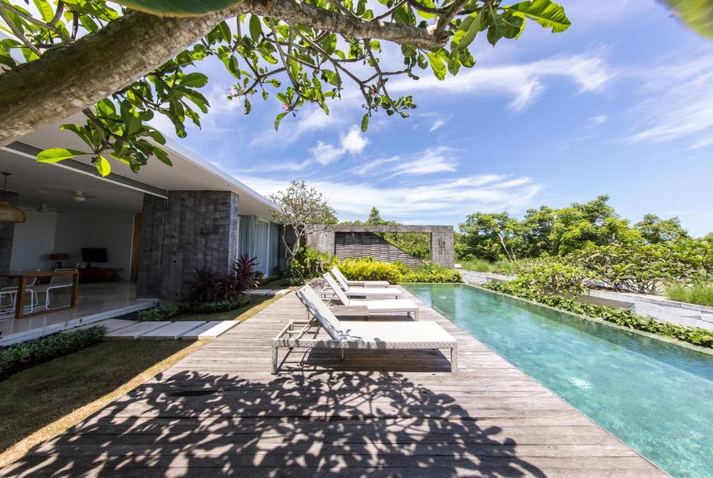 Hideaway Villas Bali Uluwatu by Kanaan Hospitality tesisinde veya buraya yakın yüzme havuzu