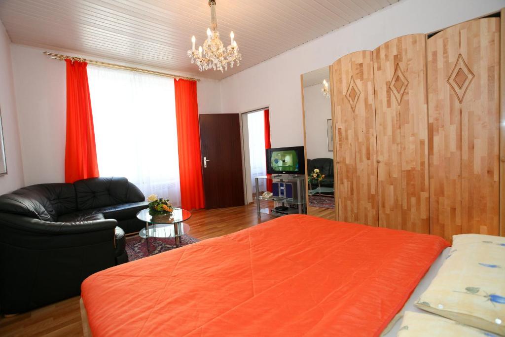 Uma televisão e/ou sistema de entretenimento em Classic Apartment I Close to Main Station I 10 Minutes to Belvedere