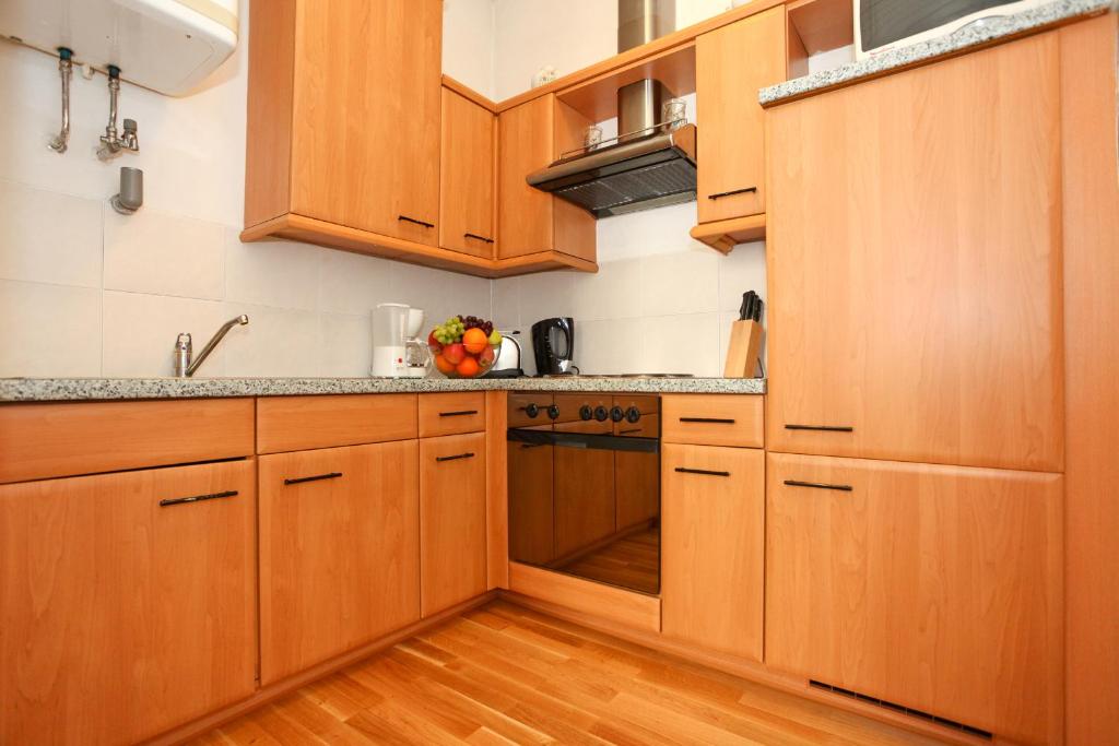 A cozinha ou kitchenette de Classic Apartment I Close to Main Station I 10 Minutes to Belvedere