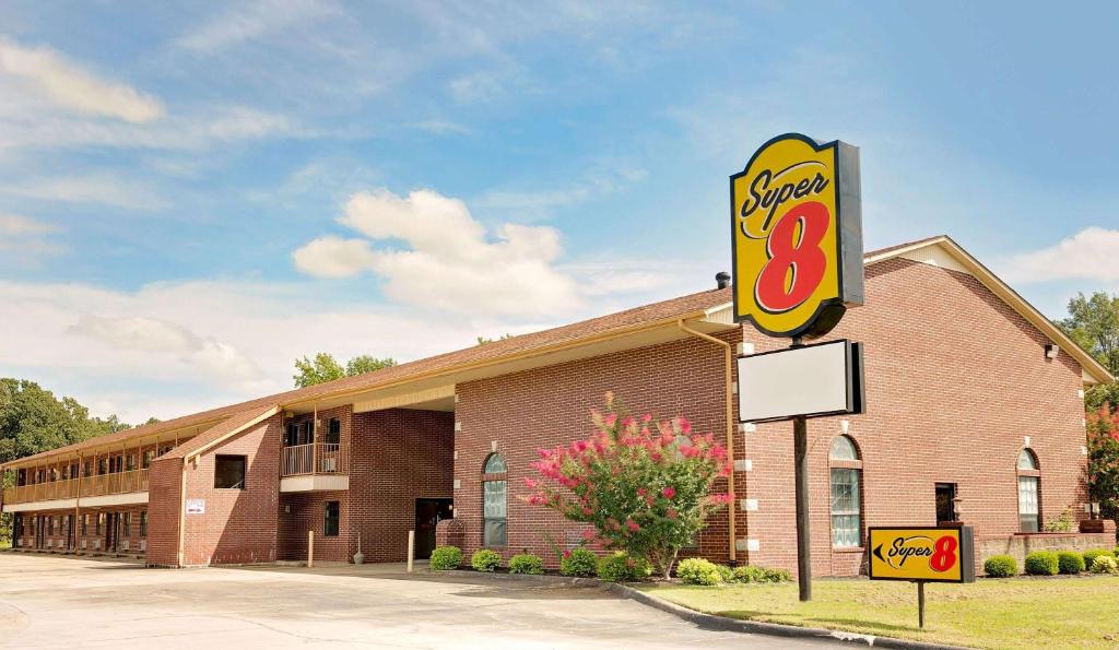 un letrero para un restaurante de carne frente a un edificio en Super 8 by Wyndham Hazen en Hazen